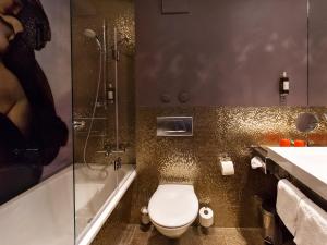 Ein Badezimmer in der Unterkunft DORMERO Hotel München-Kirchheim Messe