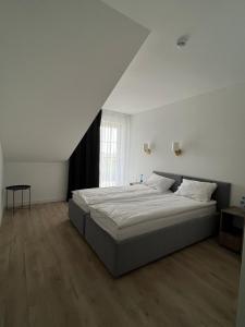 una camera da letto con un letto grande e una finestra di Adzikowy Dworek a Wyszków