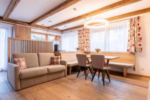 Posezení v ubytování Dorfresort Kitzbühel by ALPS RESORTS