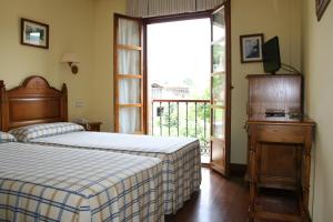 A bed or beds in a room at Hotel Valle Las Luiñas