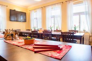 duża jadalnia z dużym stołem i krzesłami w obiekcie AVe Restaurant w mieście Jiřetín pod Jedlovou
