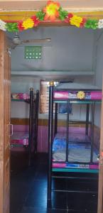 Krevet ili kreveti na sprat u jedinici u okviru objekta HearthspaceHampi, a low-impact backpackers hostel