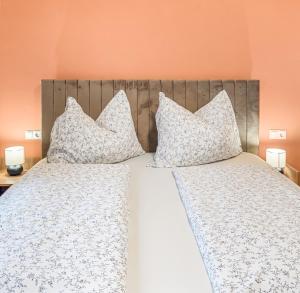 Ένα ή περισσότερα κρεβάτια σε δωμάτιο στο Hallstatt Lakeside Top 4 - Zimmer mit Balkon