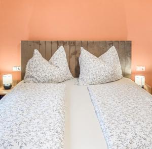 Postel nebo postele na pokoji v ubytování Hallstatt Lakeside Top 4 - Zimmer mit Balkon