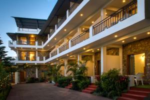 an exterior view of a building with a courtyard at Dee Fellows Riverside Resort in Garjia