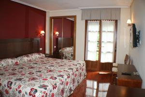 A bed or beds in a room at Hotel Valle Las Luiñas