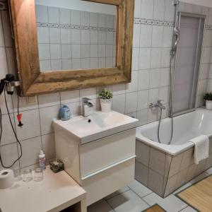 ein Badezimmer mit einem Waschbecken und einer Badewanne in der Unterkunft Pension Da Gigi in Oschersleben