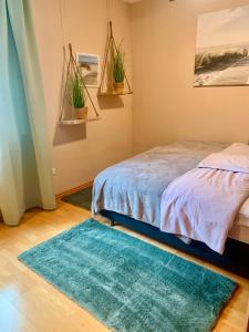 1 dormitorio con cama y alfombra azul en Luxurious city apartment incl garage and terrace, en Viena