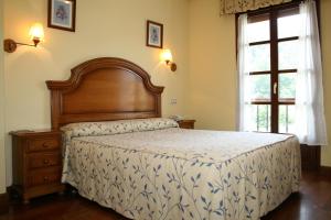A bed or beds in a room at Hotel Valle Las Luiñas