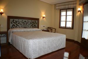 A bed or beds in a room at Hotel Valle Las Luiñas