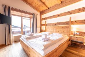 Postel nebo postele na pokoji v ubytování Dorfresort Kitzbühel by ALPS RESORTS