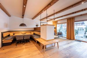 Posezení v ubytování Dorfresort Kitzbühel by ALPS RESORTS