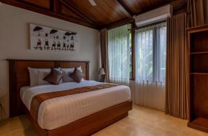 DAMAI في تشانغو: غرفة نوم بها سرير ونافذة كبيرة +23 صورة