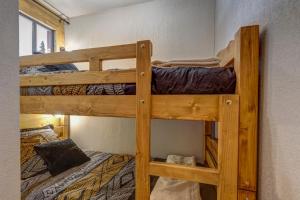 a couple of bunk beds in a room at Le Flocon de Neige - Appt cosy avec terrasse in Flumet