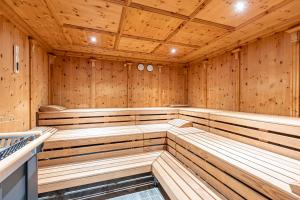 una sauna vacía con paredes y techos de madera en Dorfresort Kitzbühel by ALPS RESORTS, en Reith bei Kitzbühel