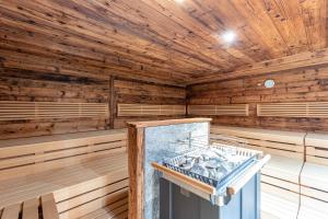 una sauna vacía con paredes de madera y techo de madera en Dorfresort Kitzbühel by ALPS RESORTS, en Reith bei Kitzbühel