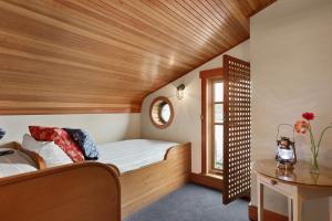 1 dormitorio con cama y techo de madera en La Conner Channel Lodge, en La Conner