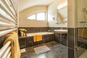 Koupelna v ubytování Appartementhaus Tristenau + 37 fotografií