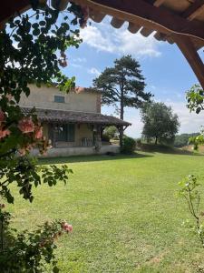 ein Haus mit einem großen Garten mit Rasenfläche in der Unterkunft Lauraguel Gîte in Mourvilles-Hautes