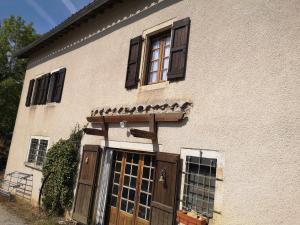 a house with brown doors and windows on it at Canto perdigal in Caylus