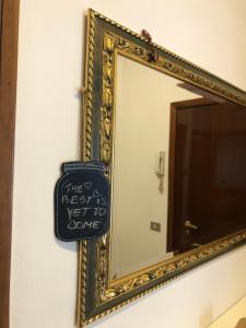 un miroir avec un signal qui lit le prochain verbe à venir dans l'établissement lacasettadiAlice, à Cerro Maggiore