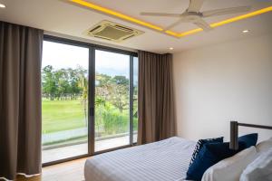 1 dormitorio con cama y ventana grande en Laguna homes en Thalang