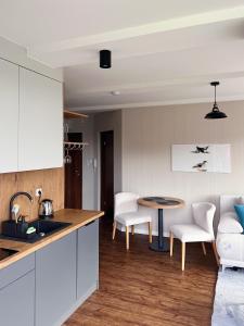 Virtuvė arba virtuvėlė apgyvendinimo įstaigoje Keller Apart K12 - Taras z widokiem na wyłączność i klimatyzacją GRATIS