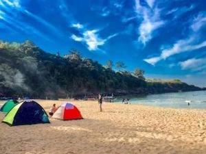 eine Gruppe von Zelten an einem Strand in der Nähe des Wassers in der Unterkunft NaturesWay/TRAVELCORON in Coron