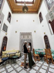 非斯的住宿－Riad Fes Colors & Spa，站在房间里的一个男人和一个女人