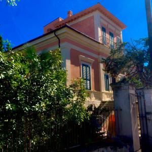 une grande maison avec une clôture devant elle dans l'établissement Villa Pandolfi, à Pescara