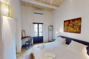 una camera con letto bianco e scrivania di Narrow Street Suite a Victoria