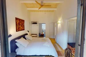 Letto o letti in una camera di Narrow Street Suite