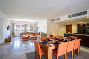 فندق بوتيك سيفاوي في السيفة: غرفة طعام وغرفة معيشة مع طاولة وكراسي