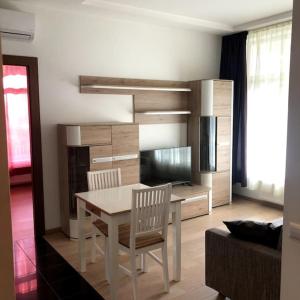 En tv och/eller ett underhållningssystem på Cozy apartments in Bulduri