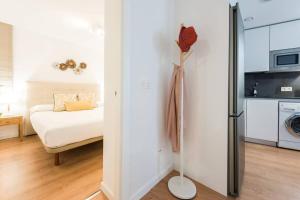 una camera con frigorifero e letto interno di Apartamento con jardin privado y portero (A) a Madrid