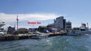境港的住宿－境港命運旅館，一群船停在港口里,有车