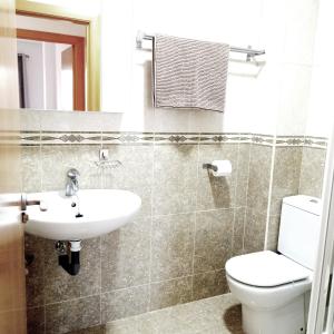 a bathroom with a sink and a toilet at Luxury large 2 bedroom Apartment short walk to Villamartin Plaza in Villamartin