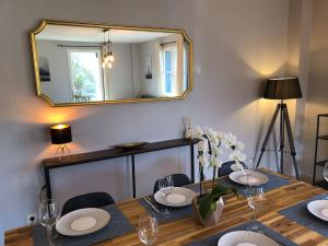 mesa de comedor con espejo en la pared en Maison tourangelle au coeur du vignoble Loire Valley, en Vouvray