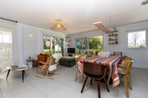cocina y sala de estar con mesa y sillas en Iri Etxea - Appt 2 chambre à Bayonne en Bayona
