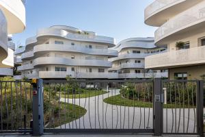 une porte devant un bâtiment dans l'établissement Iri Etxea - Appt 2 chambre à Bayonne, à Bayonne