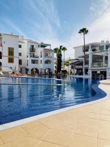 Πισίνα στο ή κοντά στο Beachfront Private Apartment in Pueblo Torviscas Sunset Harbour