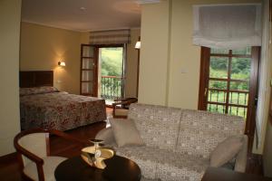索托德魯伊尼亞的住宿－魯伊納斯山谷酒店，酒店客房设有一张沙发和一张床