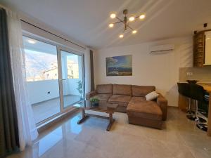 科托尔Paun apartment的带沙发和大窗户的客厅