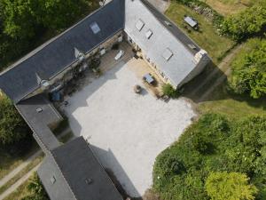 Cette chambre offre une vue sur une maison dotée d'une grande cour. dans l'établissement Métairie L'Yvaël, à Crozon