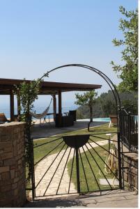 un cenador con mesa de picnic y columpio en Villa Samurai Relax-vista mare, en Salerno