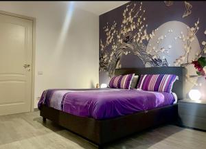 1 dormitorio con cama morada y pared en Villa Samurai Relax-vista mare, en Salerno 22 fotos más