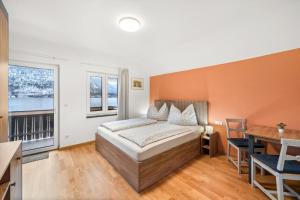 Postel nebo postele na pokoji v ubytování Hallstatt Lakeside Top 5 - Zimmer mit Balkon