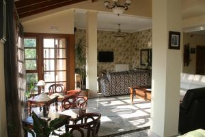 A television and/or entertainment centre at Hotel Valle Las Luiñas