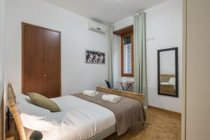 - une chambre avec un lit et un miroir dans l'établissement Largo Leopardi apartment, à Rome