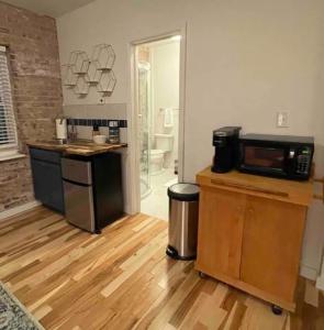 eine Küche mit einer Mikrowelle auf der Theke in der Unterkunft Brick Street Apartment-Studio Suite in Augusta